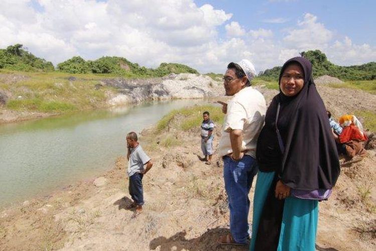 Kolam yang diduga bekas lubang tambang batu bara tempat bocah tenggelam di Jalan Saka kawasan RT 16 Kelurahan Bukit Pinang, Kecamatan Samarinda Ulu, Kalimantan Timur, Sabtu (23/6/2019). 

