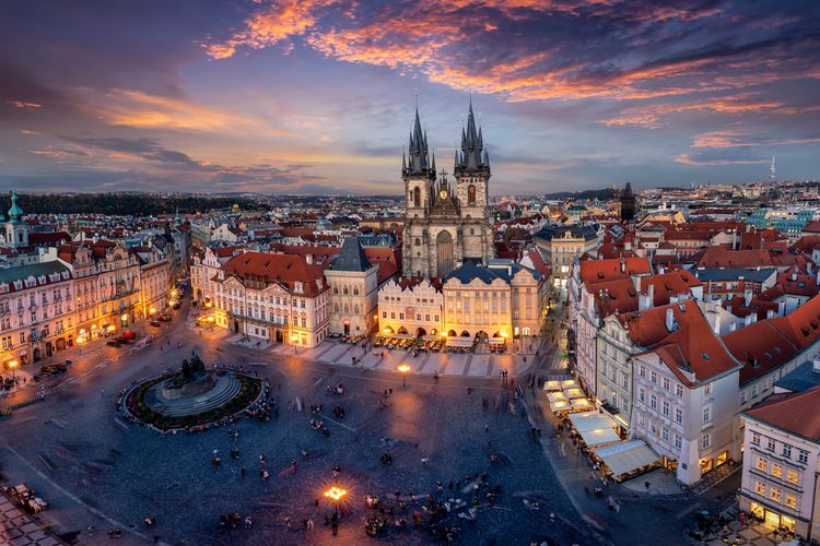 Ilustrasi panorama di Old Town Square dengan Gereja Tyn, Praha, Ceko.