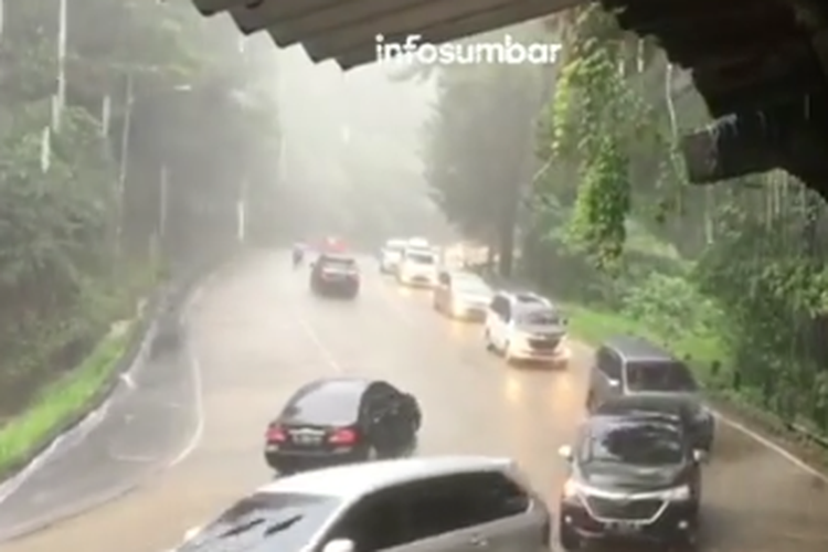 Nyalakan lampu kepala kendaraan saat turun hujan 