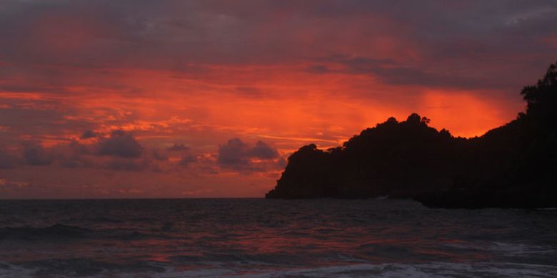 Suasana senja di Pantai Selok, Sabtu (30/12/2017). Pantai yang memiliki ombak tinggi itu berada di dalam kawasan hutan lindung Kondang Merak, Kecamatan Bantur, Kabupaten Malang bagian selatan.