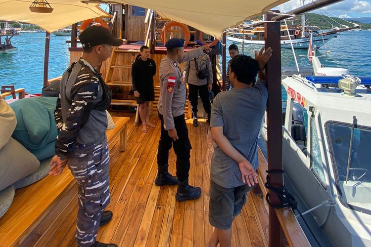 Satuan Polairud Polres Manggarai Barat bersama Lanal Labuan Bajo dan Kesyahbandaran dan Otoritas Pelabuhan (KSOP) Labuan Bajo mengecek kelayakan kapal wisata menuju kawasan Taman Nasional Komodo (TNK) di Pelabuhan Marina Labuan Bajo, Kabupaten Manggarai Barat, NTT, Selasa (2/5/2023)