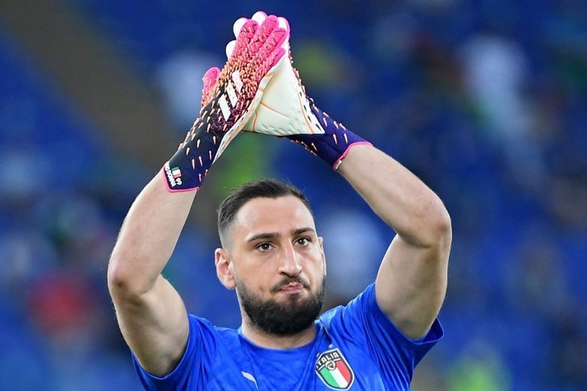Penjaga gawang Italia Gianluigi Donnarumma menyapa para penggemar menjelang pertandingan sepak bola Grup A UEFA EURO 2020 antara Italia dan Swiss di Stadion Olimpiade di Roma pada 16 Juni 2021.