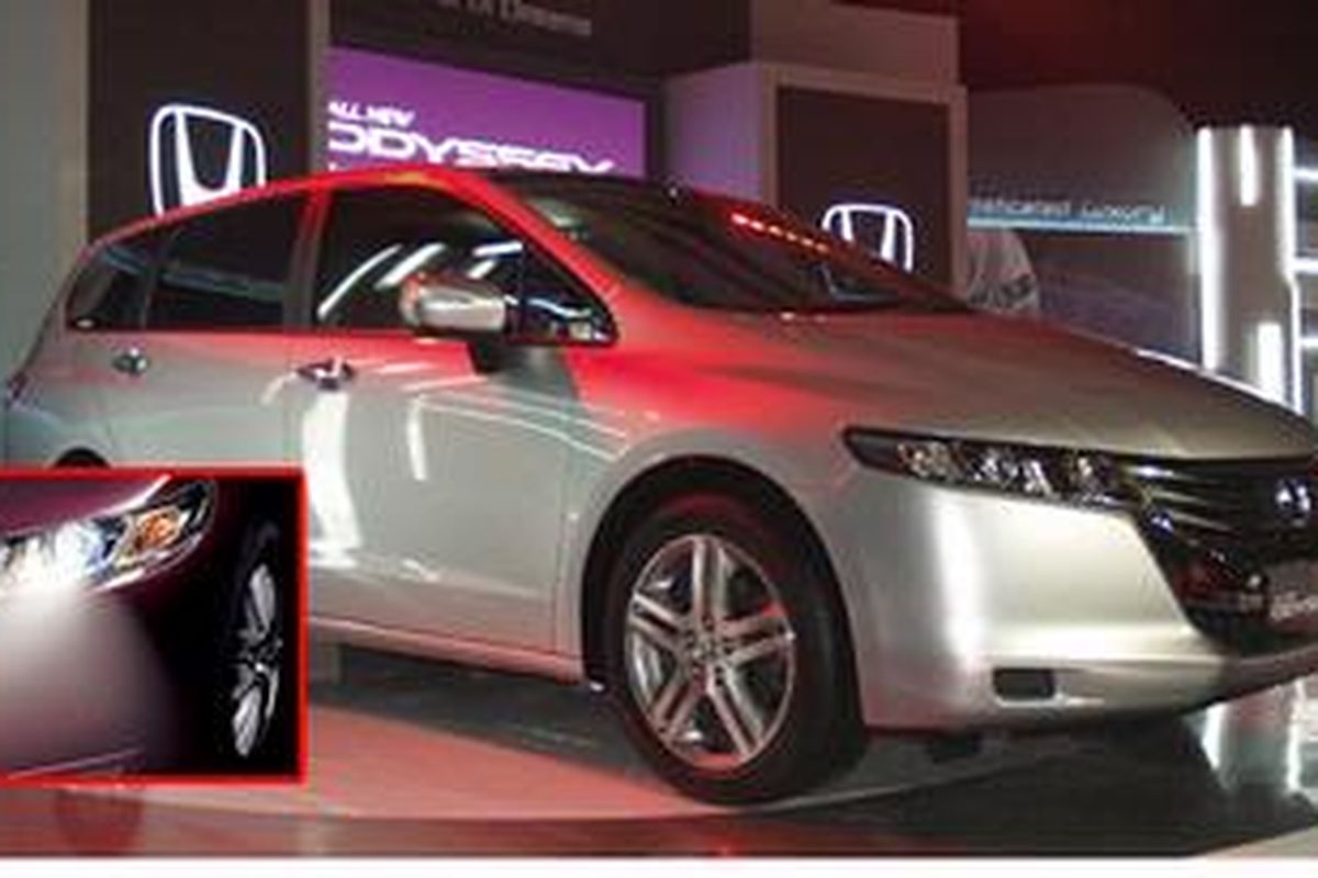 All-New Odyssey standar, dilengkapi dengan lampu depan HID dengan auto leveling insert.