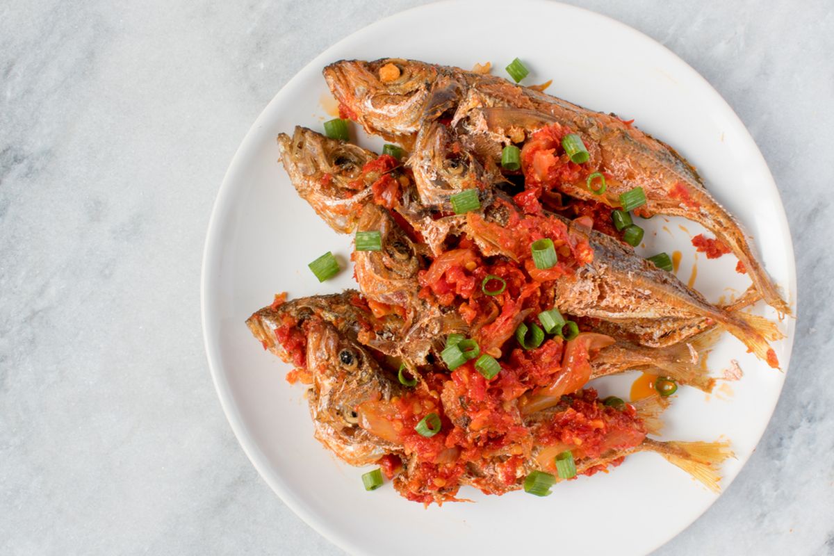 Ilustrasi ikan kembung sambal tomat.