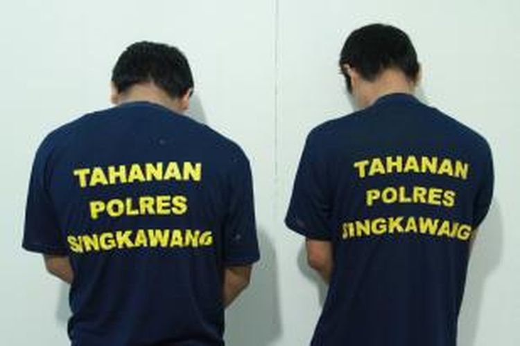 Dua orang tersangka pengedar narkoba, masing masing berinisial FF dan HA saat berada diruang tahanan Polres Singkawang, Kalimantan Barat (11/9/2013)