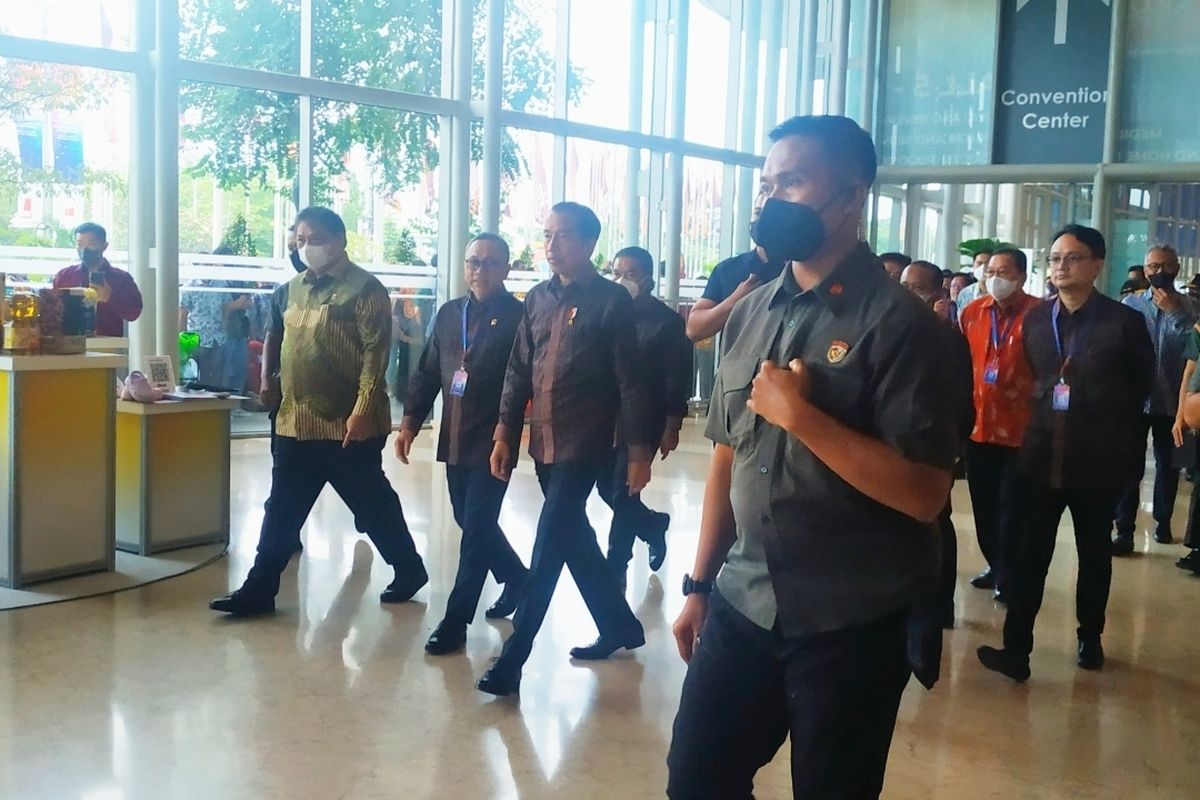 Presiden Joko Widodo bersama Mendag Zulkifli Hasan serta Menko Perekonomian Airlangga Hartarto saat meninjau Trade Expo Indonesia ke-37 di ICE BSD, Kabupaten Tangerang, Rabu (19/10/2022).