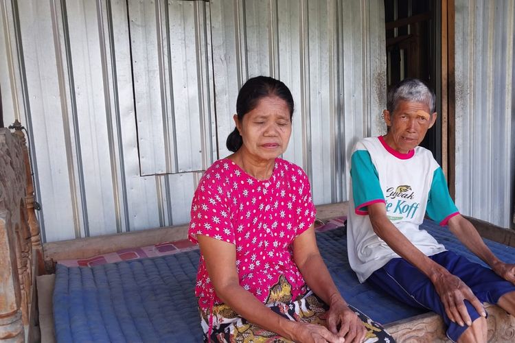 Cin (56) dan Hajar (50) saat ditemui di rumahnya di Kabupaten Sumbawa, NTB