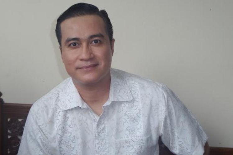 Adjie Pangestu diabadikan di sela shooting sinetron seri Anugerah Cinta, di Jalan Sepat, Jakarta Selatan, pada Selasa (3/1/2016).