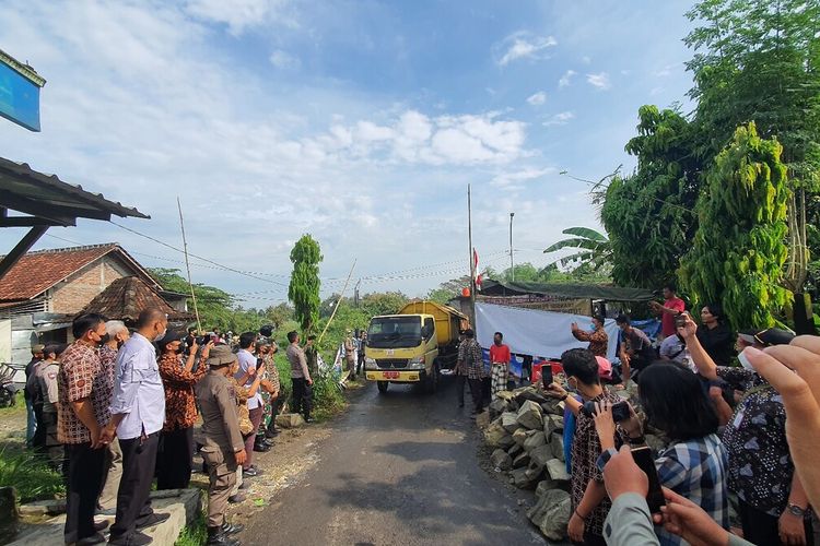 Warga Membuka Kembali TPAS Piyungan, Bantul, DI Yogyakarta, setelah ditutup sejak Sabtu (7/5/2022). Kamis (12/5/2022)
