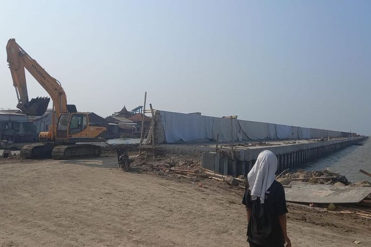 Pembangunan sheet pile di Tambaklorok, Kota Semarang, Jawa Tengah. 