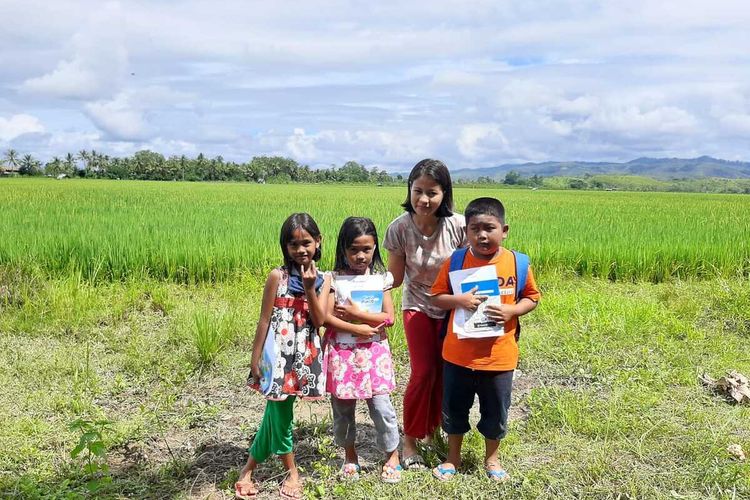 Hayati Kaisuki mengajarkan bahasa inggris bagi siswa SD di Desa Waikasar, Kecamatan Wayapo, Kabupaten Buru, Maluku, Rabu (29/7/2020)