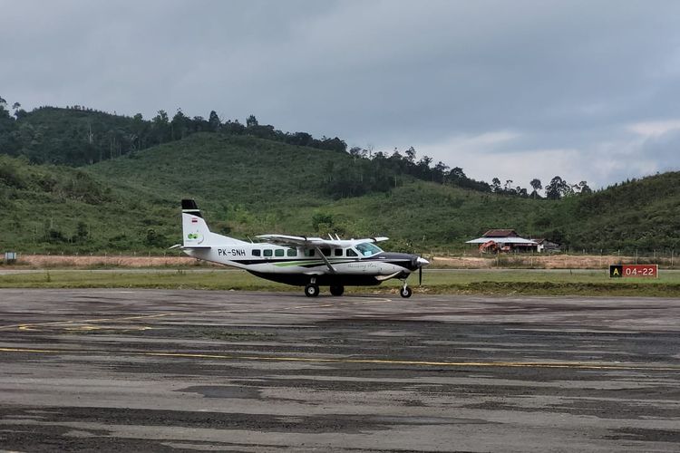 Pesawat perintis yang ditumpangi Kompas.com di Bandara Yuvei Semaring di Krayan menuju Tarakan, Kalimantan Utara