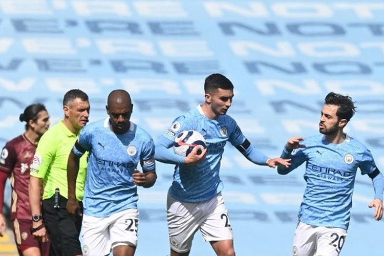 Ferran Torres (memegang bola) merayakan gol pada laga pekan ke-31 Liga Inggris yang mempertemukan Man City vs Leeds United di Stadion Etihad, Sabtu (10/4/2021).