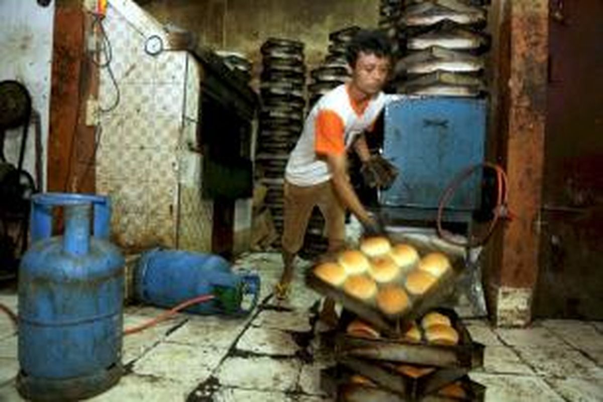 Tabung gas elpiji 12 kg digunakan usaha kecil menengah (ukm) Langgeng Sari untuk kegiatan produksi roti harian di pabrik mereka di kawasan Pejompongan, Jakarta Pusat, Kamis (2/1/2014). Ukm roti ini telah berencana menaikkan menaikkan harga jual roti dari Rp 2.000 menjadi Rp 2.500 akibat dampak naikknya harga elpiji.