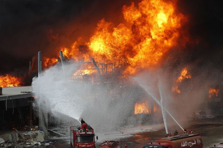 Para petugas pemadam kebakaran berjibaku memadamkan api yang melahap pergudangan di pelabuhan Beirut, Lebanon, Kamis (10/9/2020). Kebakaran ini terjadi sebulan usai lokasi itu diguncang dua ledakan hebat yang menewaskan hingga 190 orang dan ribuan luka-luka.