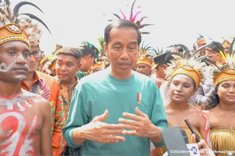 Presiden Joko Widodo memberikan keterangan pers usai meresmikan Papua Street Carnival di Jayapura, Papua, Jumat (7/7/2023).