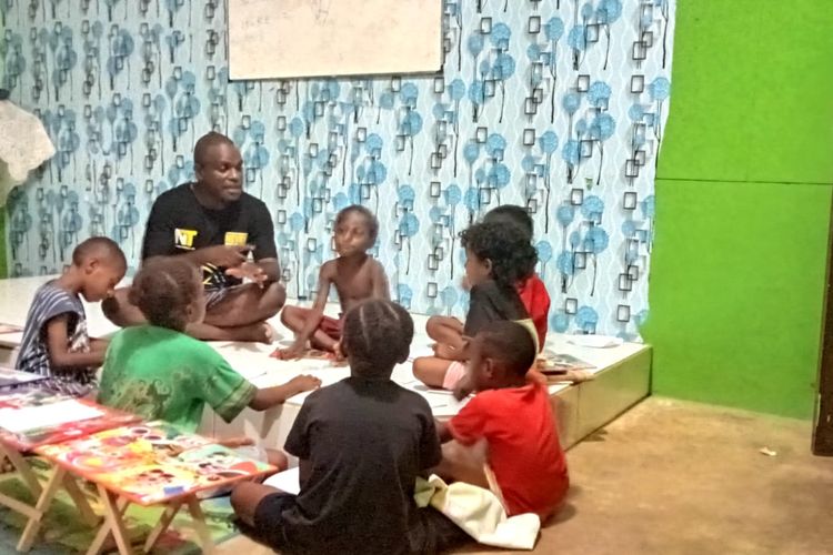 Lamek Dowansiba Pemuda Arfak Manokwari saat mengajar anak-anak Papua di Kampung Maisepi Manokwari