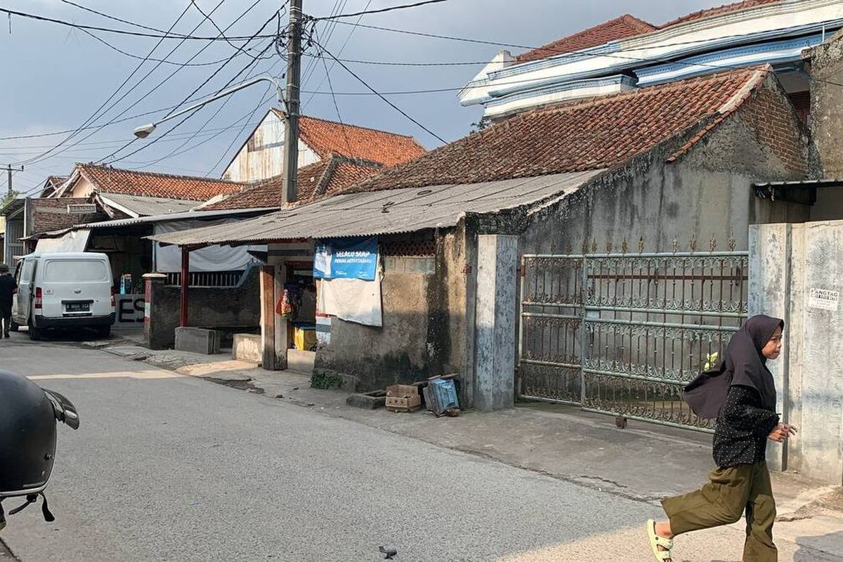 Lokasi tempat MH (14) seorang pelajar yang tewas terkena sengatan listrik akibat kabel optik yang menjuntai di Jalan Raya Cigondewah Hilir, pada Minggu kemarin