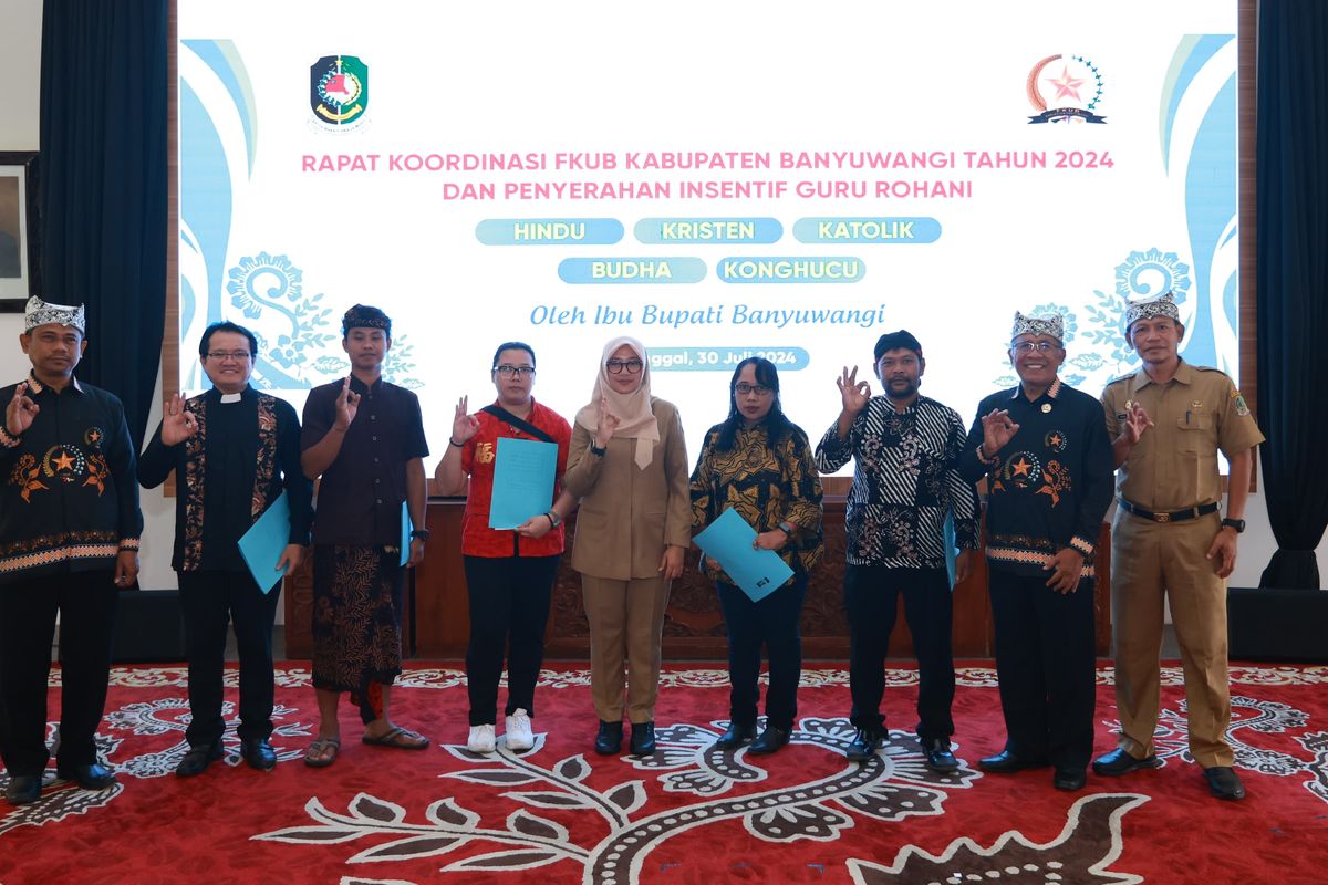 Bupati Banyuwangi Ipuk Fiestiandani berfoto bersama para guru agama di lembaga-lembaga pendidikan non-formal keagamaan yang menerima insentif guru agama di Pendopo Shaba Swagata Blambangan, Selasa (30/7/2024).