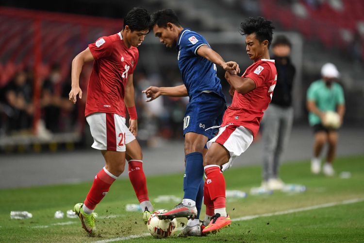 Pemain Indonesia Alfeandra Dewangga Santosa (kiri) berusaha merebut bola dari pemain Thailand Teerasil Dangda pada pertandingan leg kedua final Piala AFF 2020 antara Indonesia vs Thailand di National Stadium, Singapura, Sabtu (1/1/2022) malam WIB. Thailand sukses keluar sebagai juara Piala AFF 2020 setelah pada laga final leg kedua melawan Indonesia berakhir imbang 2-2 dan menang dengan keunggulan agregat 6-2.