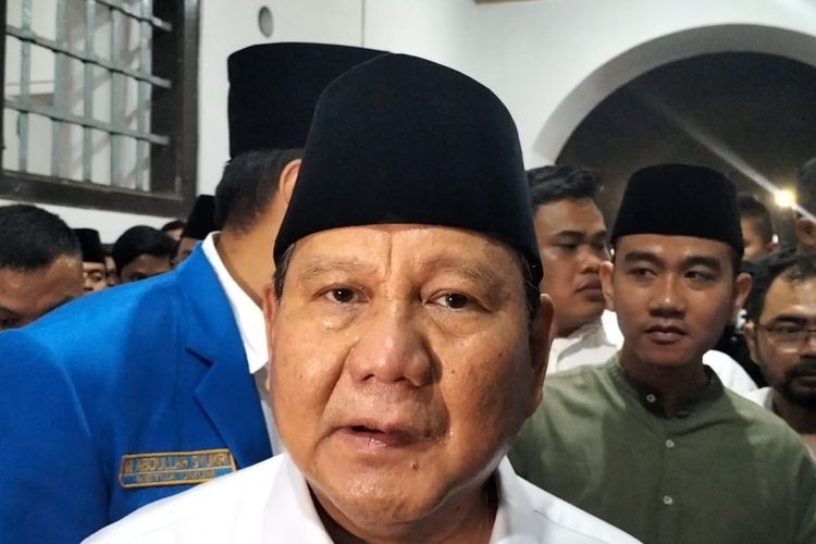 Menhan Prabowo Subianto bersama Wali Kota Solo Gibran Rakabumin Raka usai menghadiri Harlah PMII ke-63, di Benteng Vastenberg Solo, Jawa Tengah (Jateng), pada Jumat (23/6/2023).