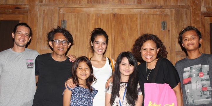Mira Lesmana (kedua dari kanan) dan Riri Riza (kedua dari kiri) bersama para pemain Kulari ke Pantai di lokasi shooting film tersebut di Desa Limasan, Pacitan, Jawa Timur, Senin (26//3/2018).