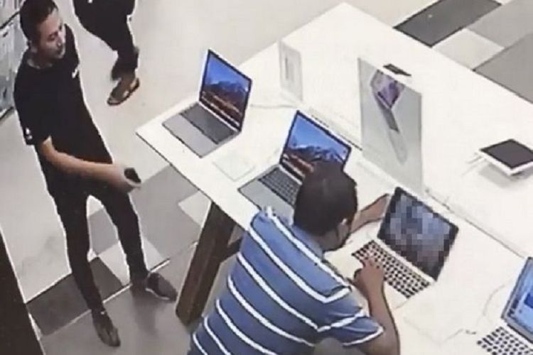 Karyawan toko Apple di Buriram, Thailand, mengusir pria yang sedang berdiri di depan laptop karena menonton video porno.