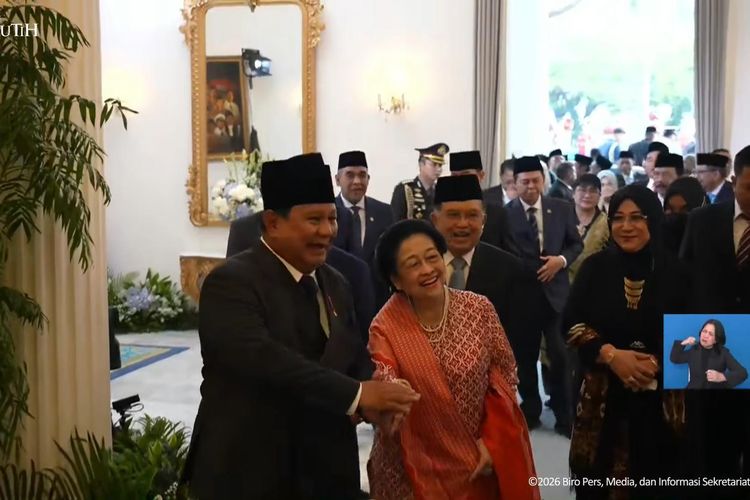 Full Senyum, Prabowo-Megawati Gandengan Tangan Usai Upacara 