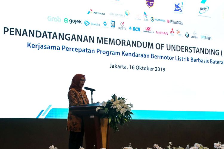 Plt. Direktur Utama PLN, Sripeni Inten memberikan sambutan saat acara penandatanganan MoU dengan perusahaan tentang SPKLU (Stasiun pengisian kendaraan listrik umum) di Jakarta, Rabu (16/10/2019). PT PLN Persero menggandeng 20 perusahaan dalam kerjasama percepatan kendaraan bermotor listrik berbasis baterai untuk transportasi jalan dan SPKLU. Kegiatan ini merupakan langkah nyata untuk menindaklanjuti Peraturan Presiden (PERPRES)
tentang Percepatan Program Kendaraan Bermotor Listrik Berbasis Baterai (Battery Electric Vehicle) untuk Transportasi Jalan Nomor 55 tahun 2019.