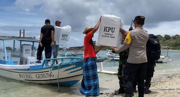 KPU Lombok Barat Gunakan Perahu untuk Distribusikan 25 Kotak Suara ke Lokasi Terjauh di Gili