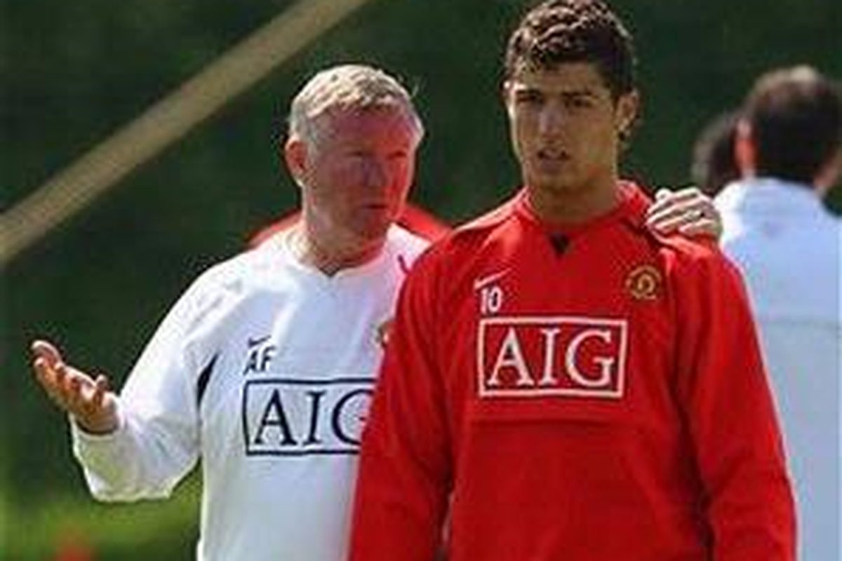 Pelatih Manchester United, Sir Alex Ferguson (kiri) inginkan gaji baru untuk Cristiano Ronaldo agar pemain tersebut tidak pindah.