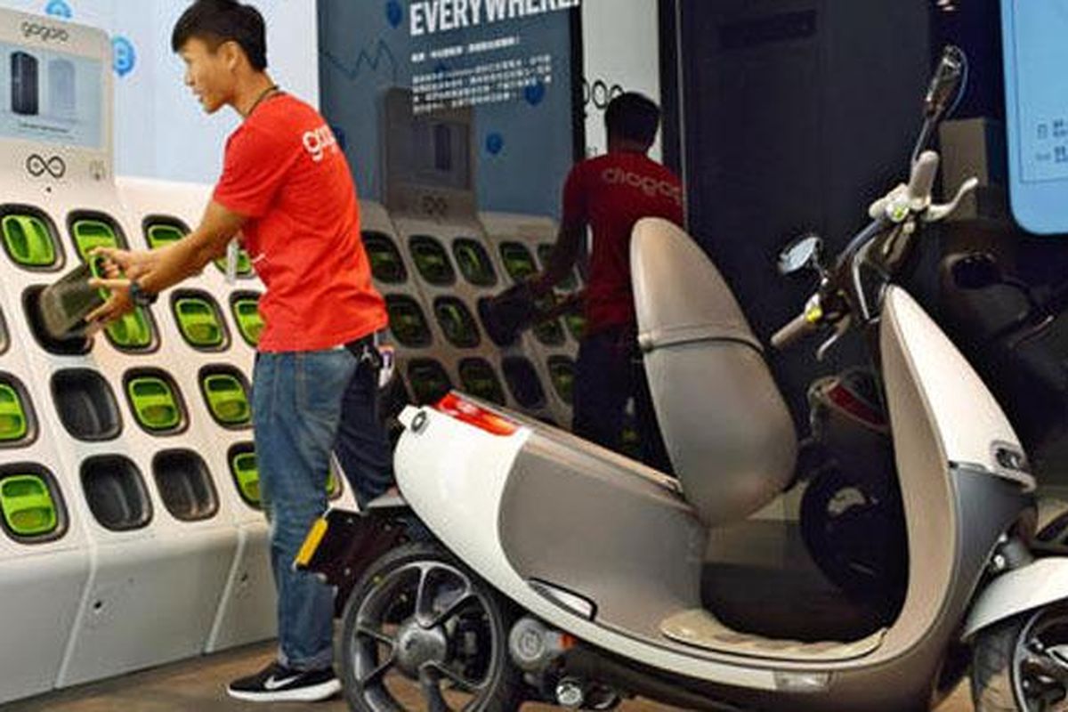 Gogoro skuter listrik dan swap-station miliknya.