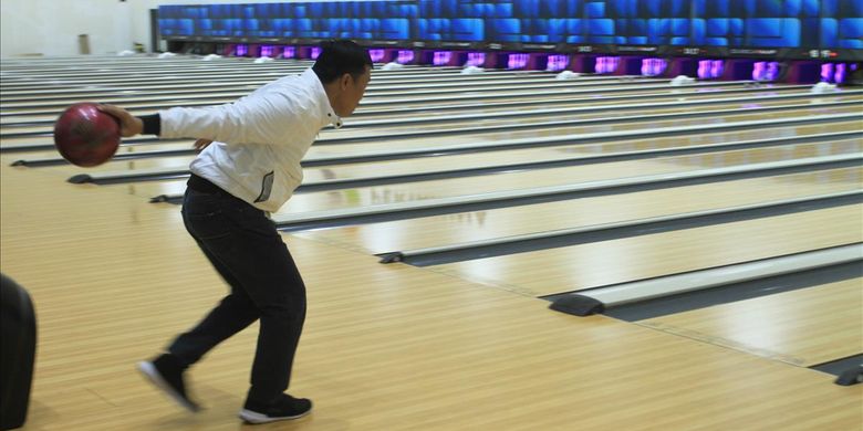 Menteri Pemuda dan Olahraga Imam Nahrawi saat bermain boling di venue boling Jakabaring Sport City (JSC) Palembang, Sumatera Selatan, Rabu (31/7/2019).