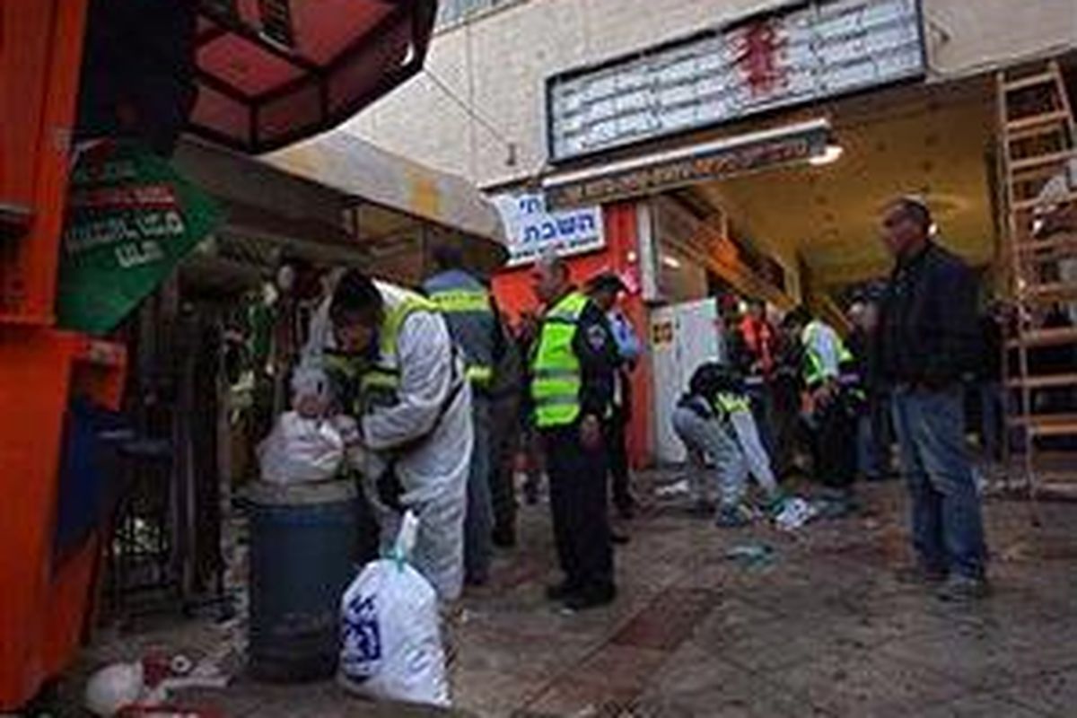 Relawan Yahudi membersihkan lokasi serangan bom bunuh diri di Dimona Israel, Senin (4/2)