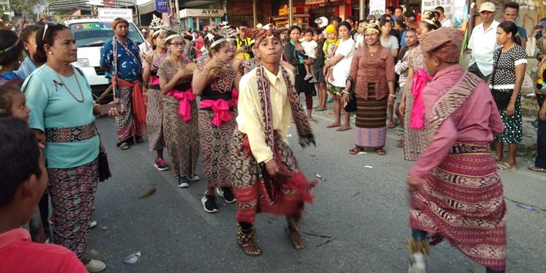 Peserta karnaval dari Kecamatan Insana, Kabupaten Timor Tengah Utara (TTU), Nusa Tenggara Timur (NTT), Sabtu (22/9/2018) sore.
