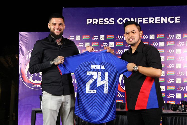 Presiden Arema FC Gilang Widya Pramana memperkenalkan pemain rekrutan baru untuk Liga 1 2021, Diego Michiels, Rabu (16/06/2021) malam.
