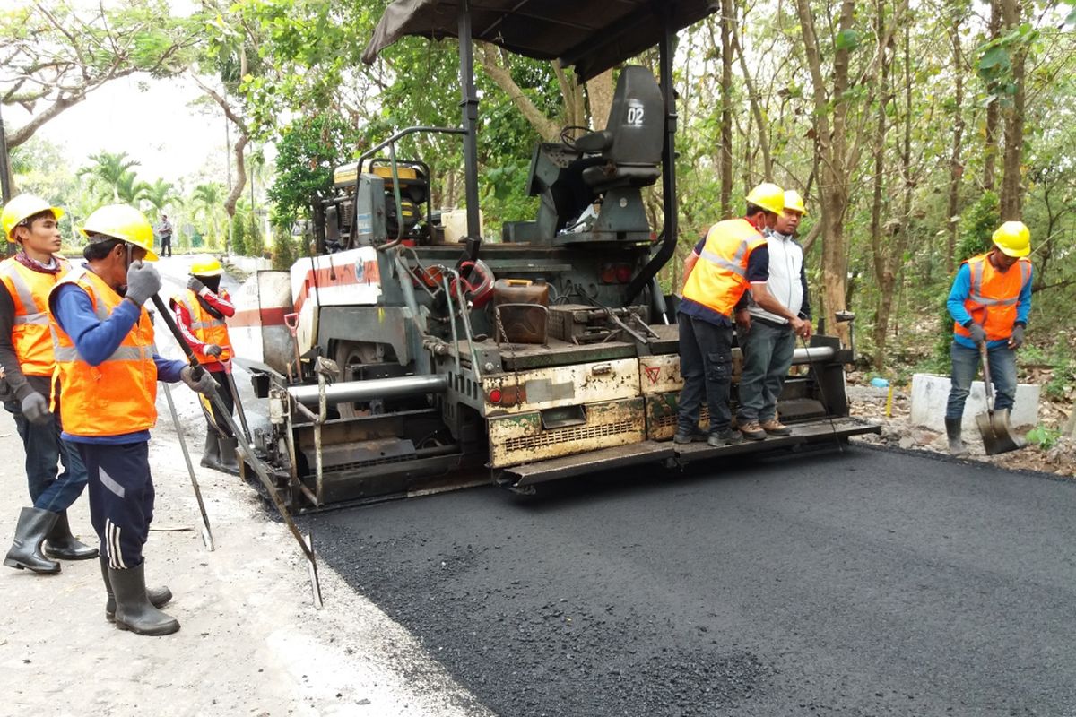 Badan Pengembangan dan Penelitian (Balitbang) Kementerian Pekerjaan Umum dan Perumahan Rakyat (PUPR) mengembangkan teknologi pemanfaatan sampah plastik untuk material pembangunan infrastruktur jalan. Uji coba perdana aspal plastik ini dilakukan di Kampus Universitas Udayana, Bali, Sabtu (29/7/2017).