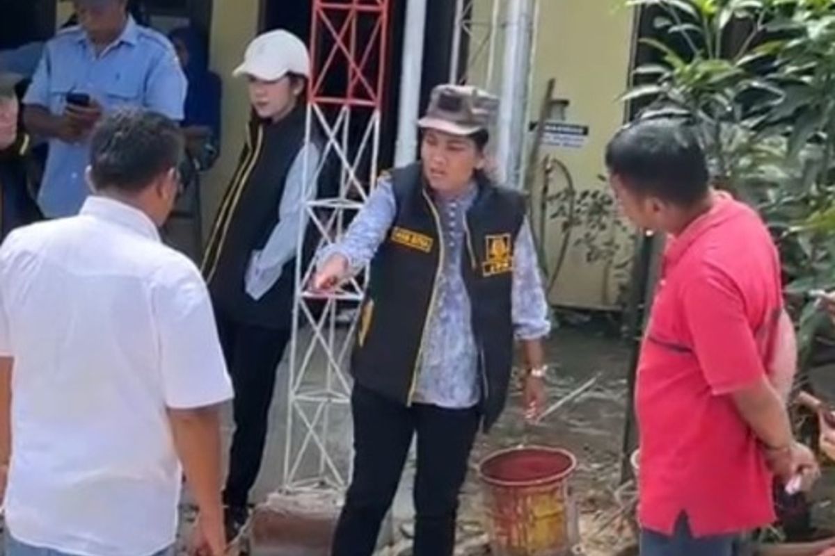 Foto: Tangkapan layar video Direksi PDAM Tirta Lihou dan Jaksa Bidang Datun Kejari Simalungun menagih tunggakan air warga perumahan Graha Dimensi, Karangsari, Kecamatan Gunung Maligas, Kabupaten Simalungun, Sumatera Utara, Selasa (24/6/2025).