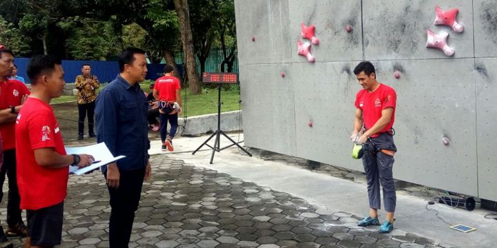 Menteri Pemuda dan Olahraga (Menpora) Imam Nahrawi saat menyaksikan latihan atlet panjat tebing di Kompleks Stadion Mandala Krida Yogyakarta.