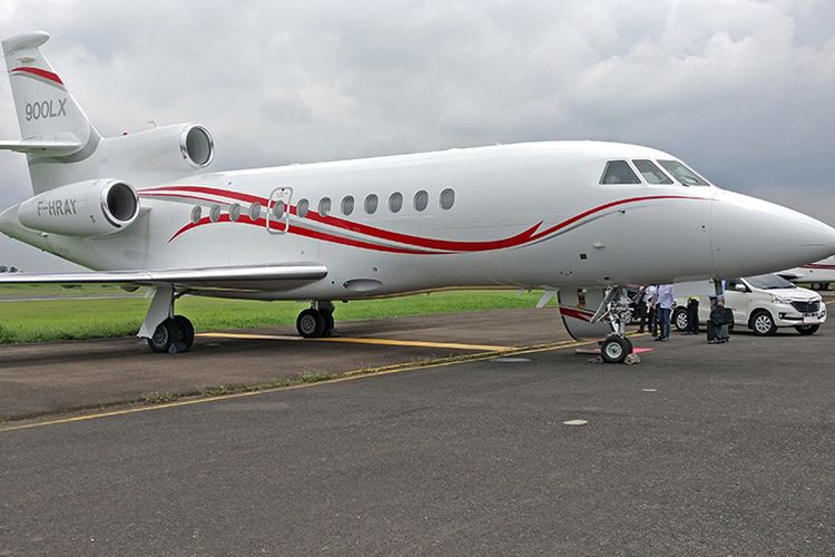 Jet pribadi Dassault Falcon 900LX di bandara Halim Perdanakusuma, jakarta, Jumat (31/3/2017).