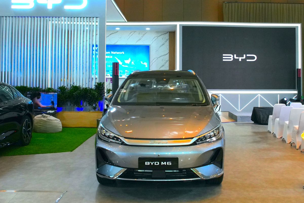 BYD M6 di GIIAS Bandung 2024