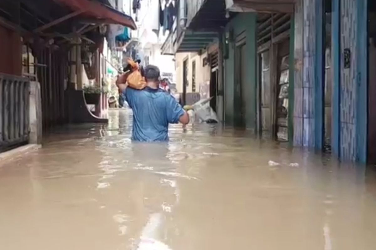 Banjir satu meter rendan wilayah Kebon Pala, RW 05, Kelurahan Kampung Melayu, Jatinegara, Jakarta Timur, Minggu (1/3/2020).