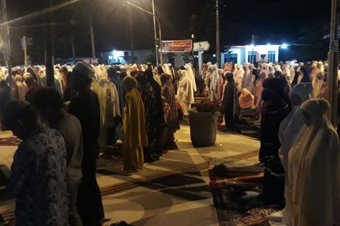 Tarawih Perdana, Jemaah Masjid Tertua di Sulawesi Tumpah Ruah ke Jalan