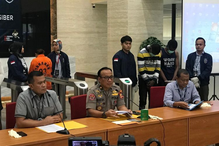 Kasubdit II Direktorat Tindak Pidana Siber Bareskrim Polri Kombes (Pol) Rickynaldo Chairul (paling kiri) saat konferensi pers di Gedung Bareskrim Polri, Jakarta Selatan, Selasa (20/8/2019).