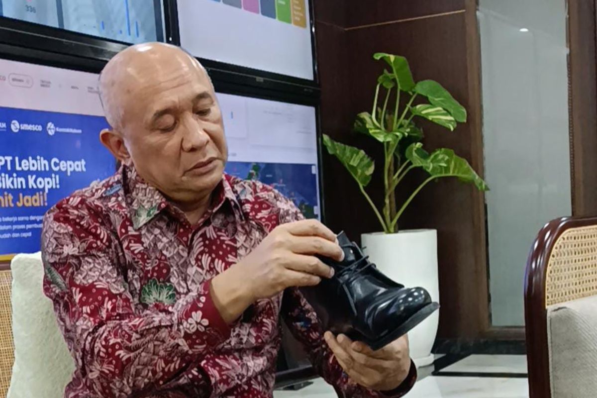 Menteri Koperasi dan Usaha Kecil Menengah (Menkop UKM) Teten Masduki, saat memamerkan sepatu buatan lokal yang ia pakai sehari-hari, Senin (20/3/2023).
