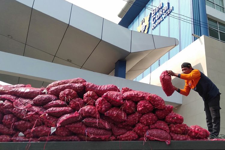 Seorang pekerja sedang memuat bawang merah sitaan KPPBC Pabean C Kuala Langsa untuk dibawa ke sejumlah kabupaten kota yang dipilih untuk dihibahkan kepada warga yang berhak menerimanya. Sebanyak 30 ton bawang merah disita karena dibawa secara ilegal oleh warga melalui jalur laut. Bawan ini berasal dari Thailand.*****