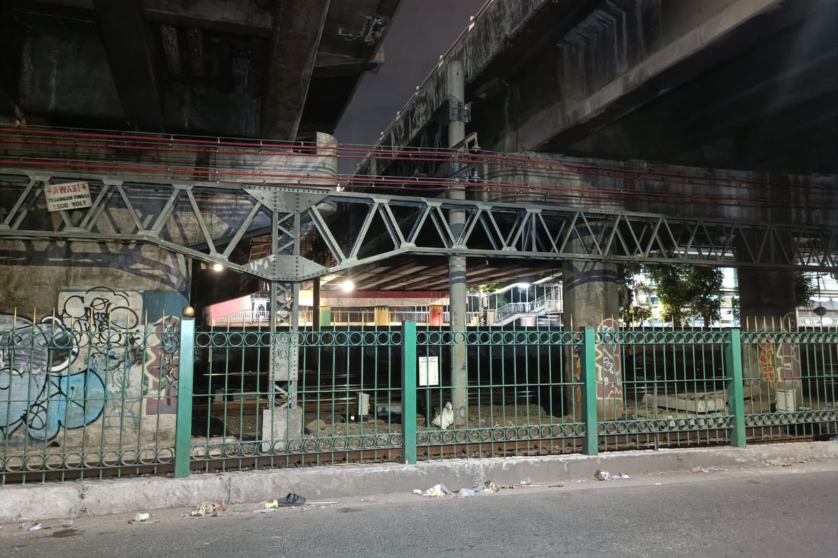 Lokasi tubuh laki-laki penuh luka bakar ditemukan di kolong flyover Jatinegara kawasan Pisangan Timur, Pulogadung, Jakarta Timur, Kamis (8/6/2023) sekitar pukul 23.00 WIB.