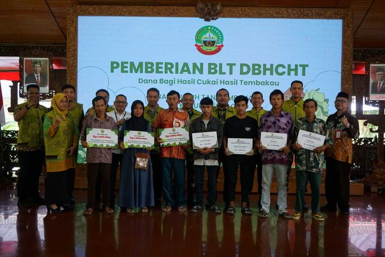 Sejumlah buruh tani tembakau menerima BLT DBHCHT di Pendopo Rumah Dinas Bupati Blora, Jawa Tengah, Kamis (28/12/2023)