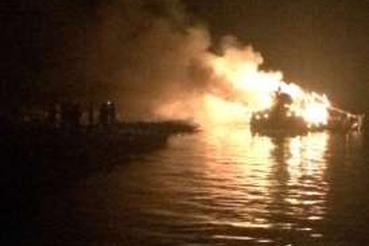 Dua kapal nelayan terbakat di Pelabuhan Muara Angke, Kamis (29/9/2016)