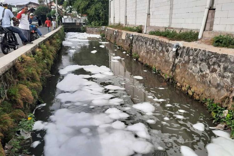 Sungai Gandekan, Kelurahan Tidar Selatan, Kota Magelang, Jawa Tengah, tercemar cairan kimia sehingga berbusa, Jumat (15/7/2022).